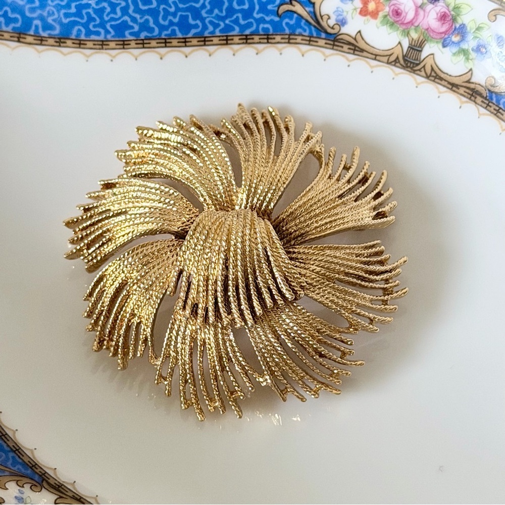 Vintage Monet Brooch Gold Tone Textured Spray Fashion Pin
